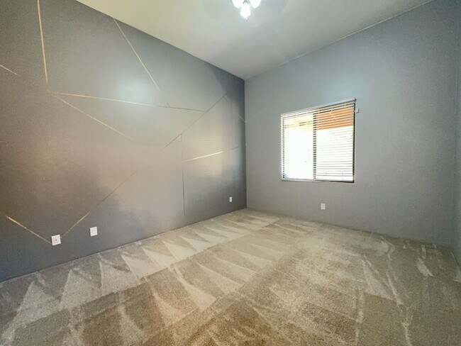 Building Photo - Available Now-3 bdrm/2 bath large open con...