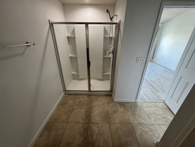 Building Photo - Lake Views. Upgraded Finishes. Gated Commu...