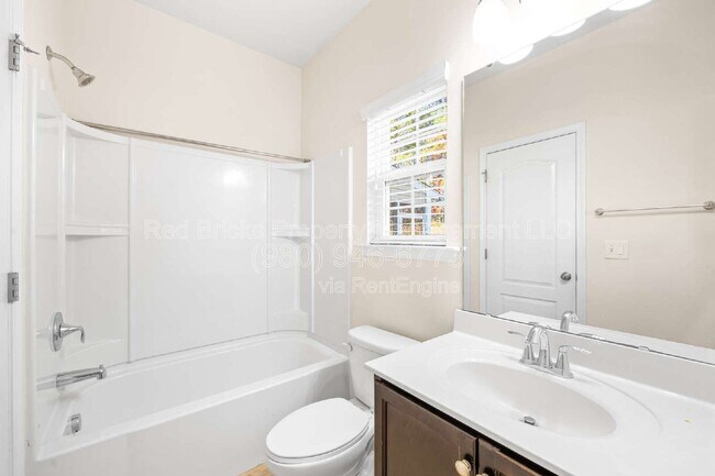 Building Photo - 4860 Pepper Dr