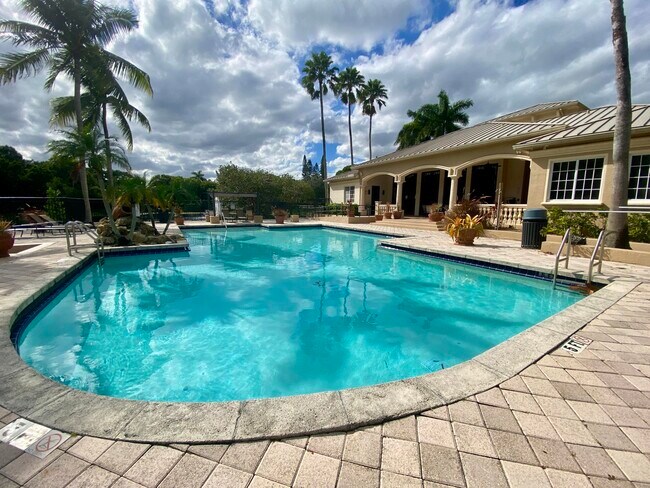 Building Photo - 1600 Crestwood Ct S