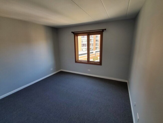 Building Photo - 659 S River Rd