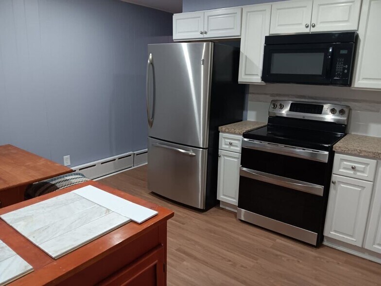 Building Photo - 657 Pine Hill St