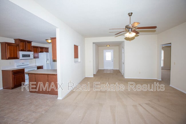 Building Photo - 1902 SW Fremont Rd