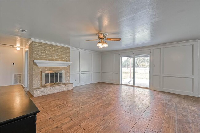 Building Photo - 1801 Laurel Oaks Dr
