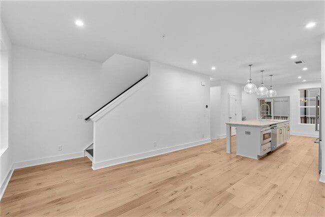 Building Photo - 201 New St