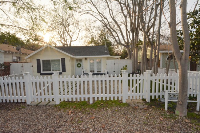 Building Photo - 2884 Crescent Way