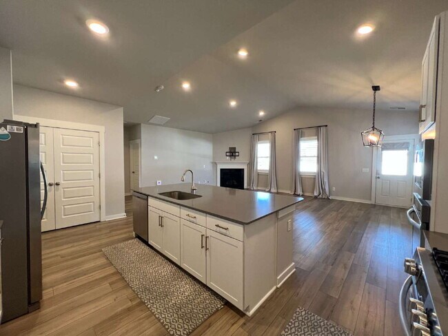 Building Photo - Luxury Living for Lease in Hendersonville!