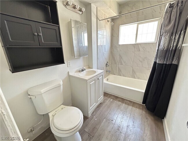 Building Photo - 1711 Santa Paula Dr