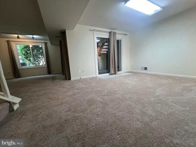 Building Photo - 9547 Fern Hollow Way