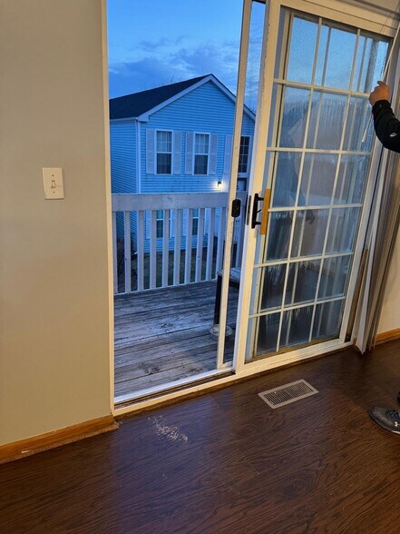 Building Photo - 871 Symphony Dr