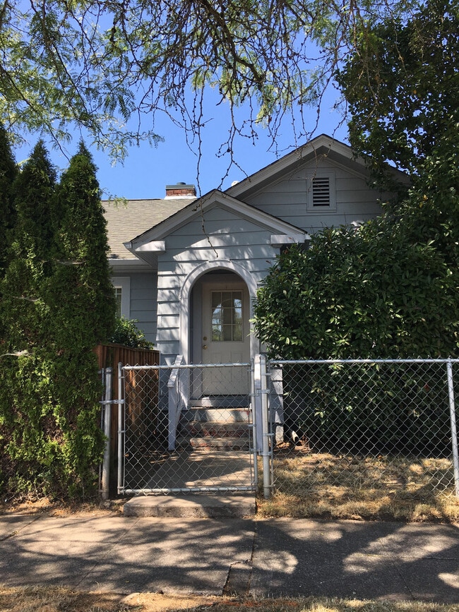 Primary Photo - Well kept house near downtown Eugene with yard care included