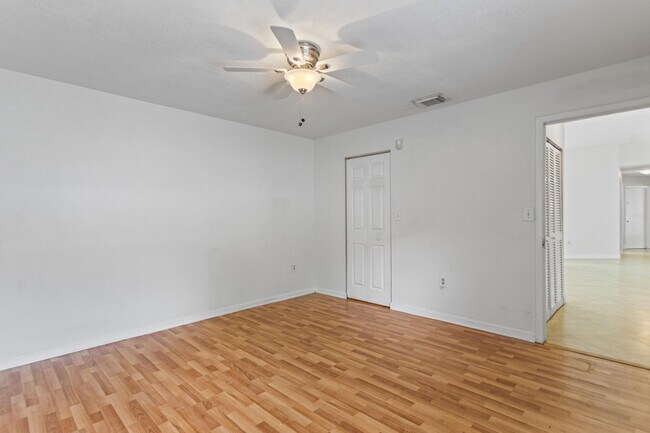 Building Photo - 13945 Langley Pl