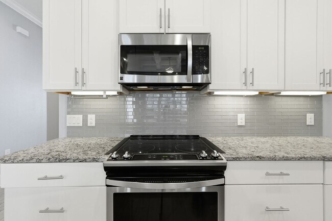 Building Photo - Stunning 4 Bedroom Home with Solar Energy & Private Pool!