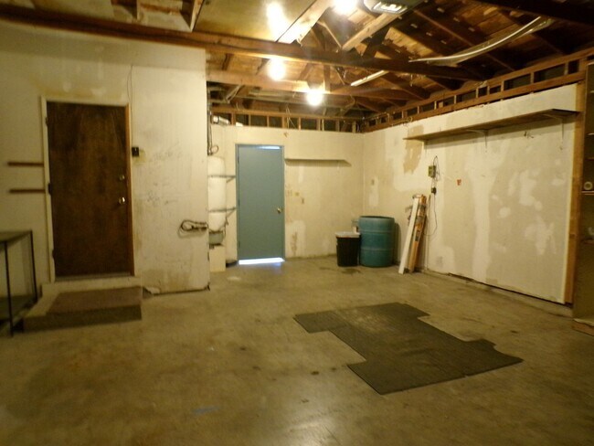 Building Photo - Charming 3 bedroom Home Near Beyer High School