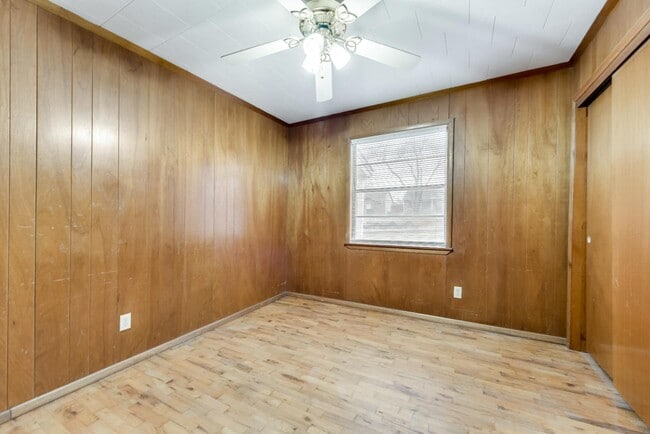 Building Photo - 223 E Kingsbridge Dr