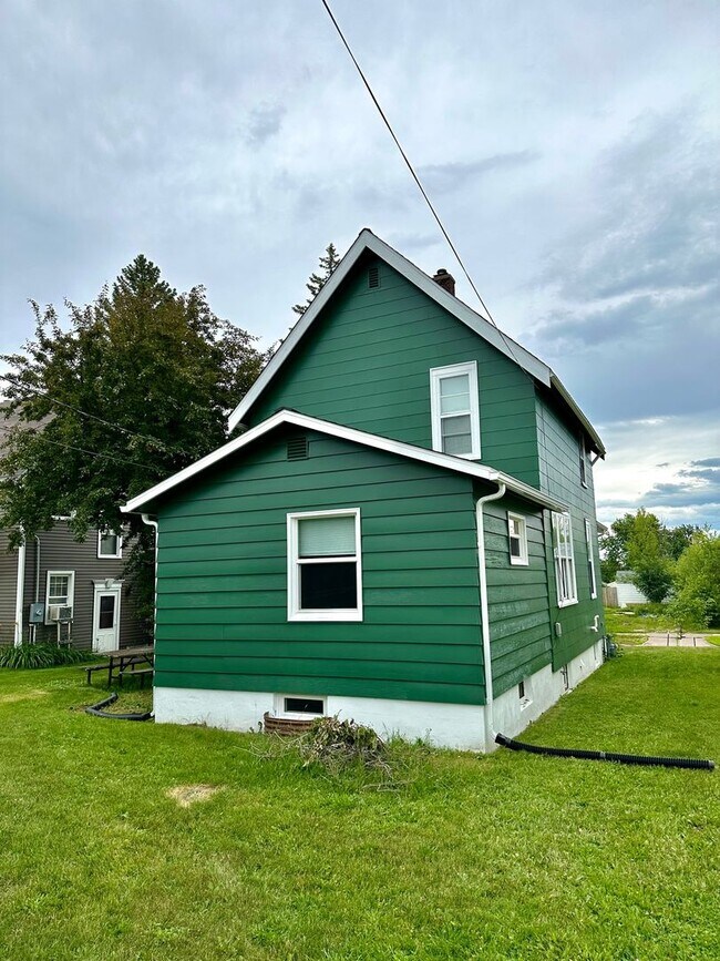 Building Photo - AVAILABLE MAY 2026 - 3 BED 1.5 BATH