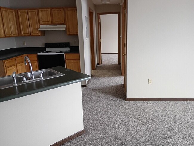 Building Photo - *WINTER MOVE-IN SPECIAL* 3 Bedroom | 2 Bathroom 2nd Floor Unit in Oelwein Available in RIGHT NOW!