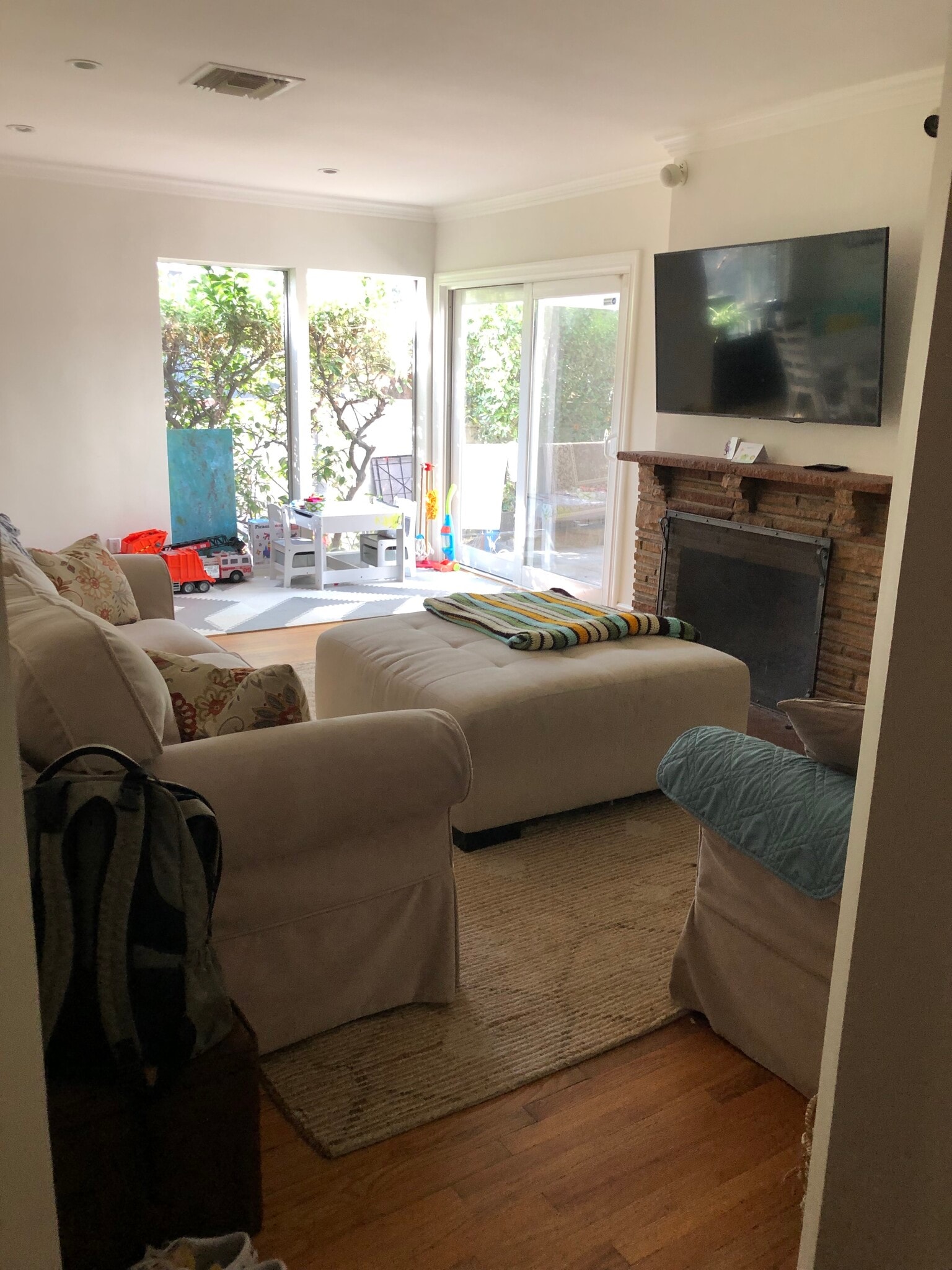 Living Room - 5507 Noble Ave