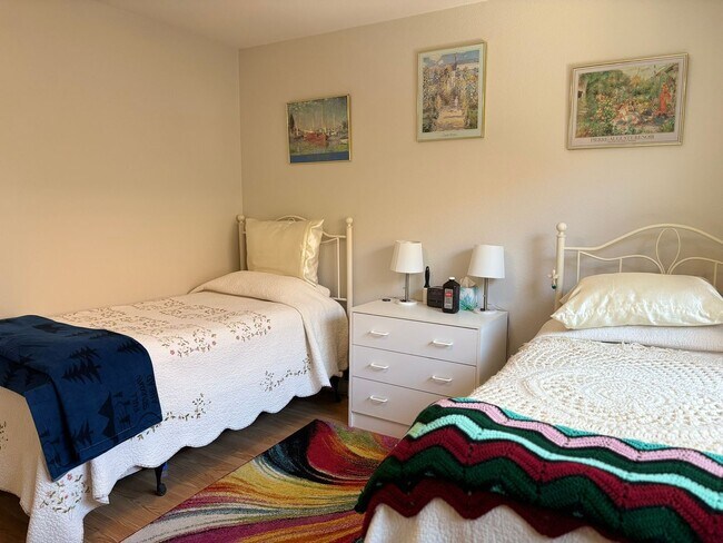 Building Photo - Beautifully updated 2 bedroom with large den/office area. In Leisure World a 45+ Active Adult Res...