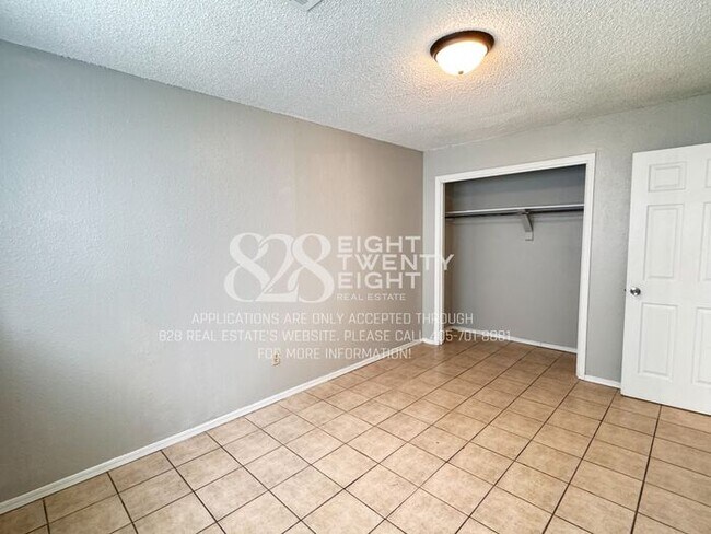 Building Photo - 1/2 OFF 1ST MONTH'S RENT! 2 Bed/1 Bath Tri-plex Home in Noble