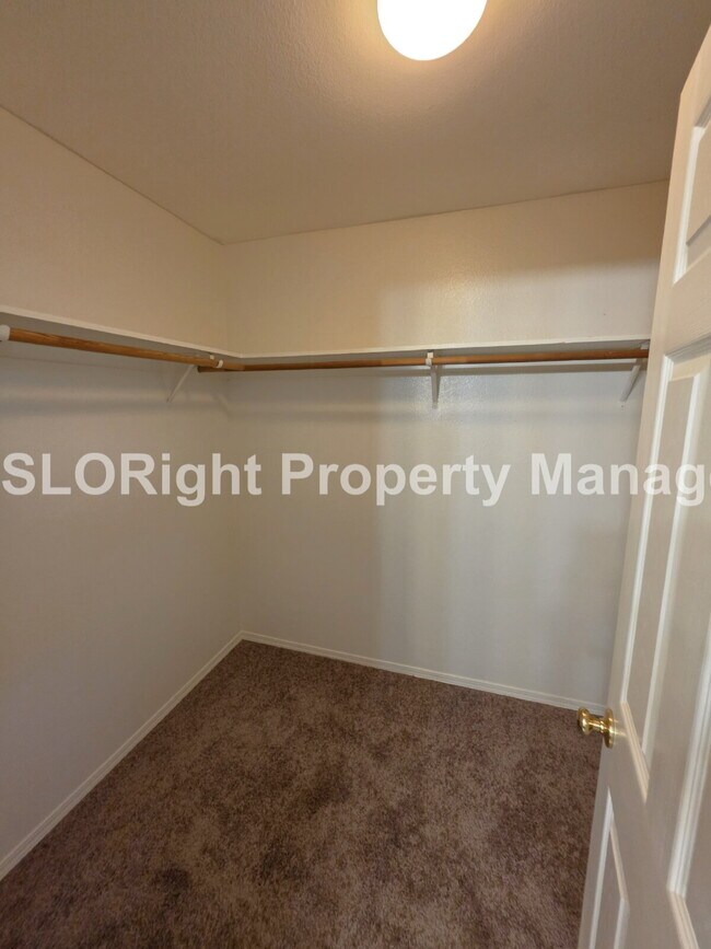 Building Photo - AVAILABLE NOW - Beautiful 3Bed + Bonus Room, 2Bath Paso Robles Home