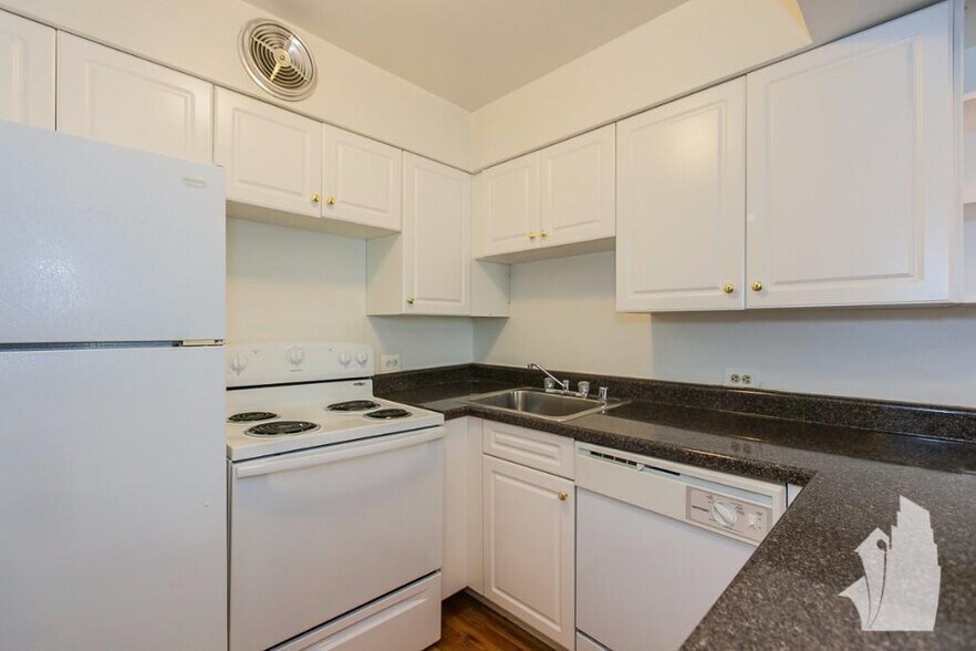 Building Photo - 1220 N La Salle Dr