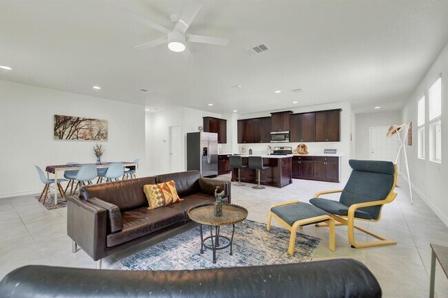 Building Photo - 216 Mary Max Cir
