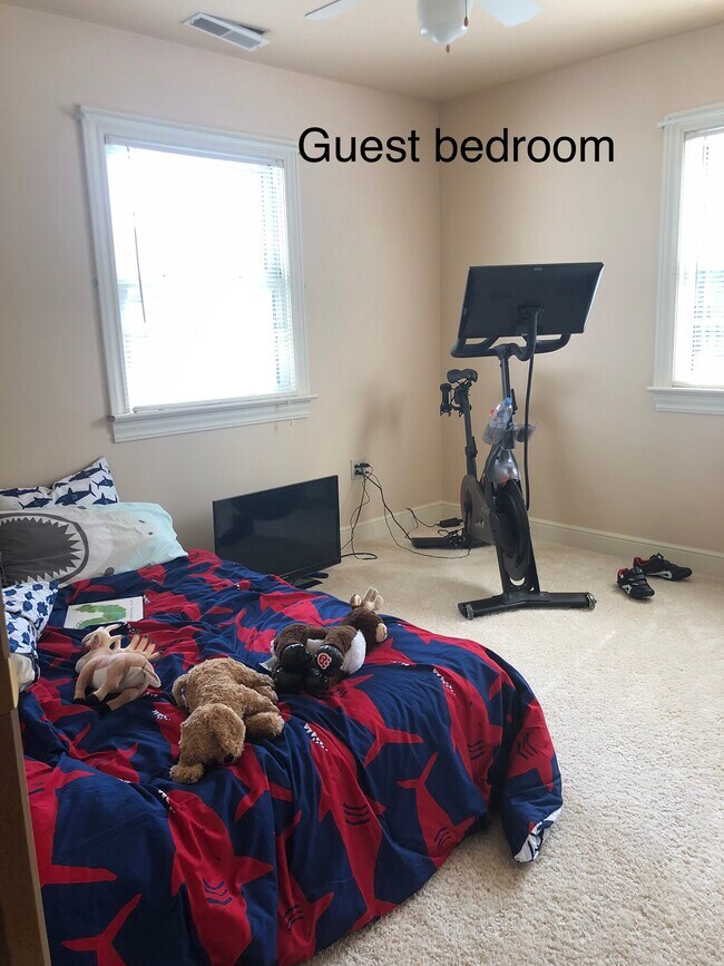 Building Photo - 2 bed / 2 bath UPSTAIRS of triplex