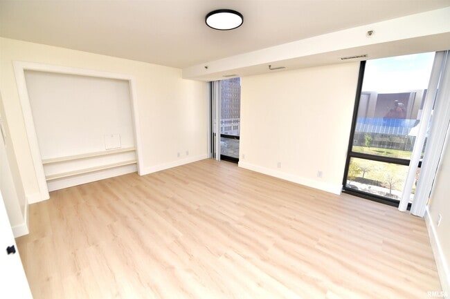 Building Photo - 123 SW Jefferson Ave