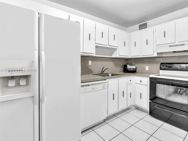 Building Photo - 100 Bayview Dr