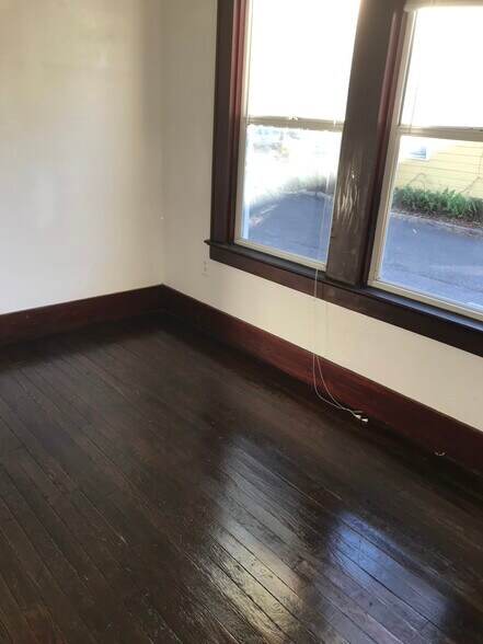 Building Photo - 994 Druid Rd E