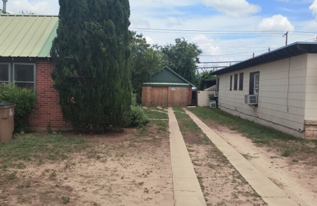 Building Photo - CUTE 2 bedroom, 1 bath home AVAILABLE NOW!