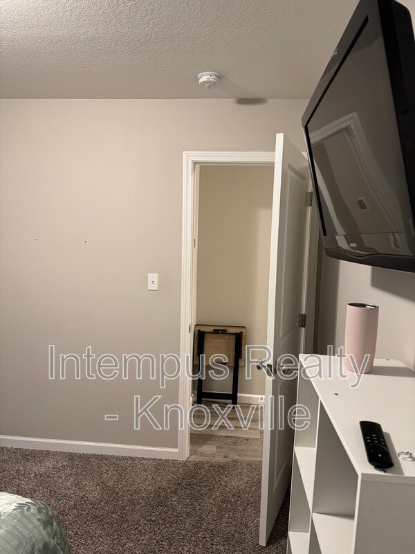 Building Photo - 2419 E Glenwood Ave