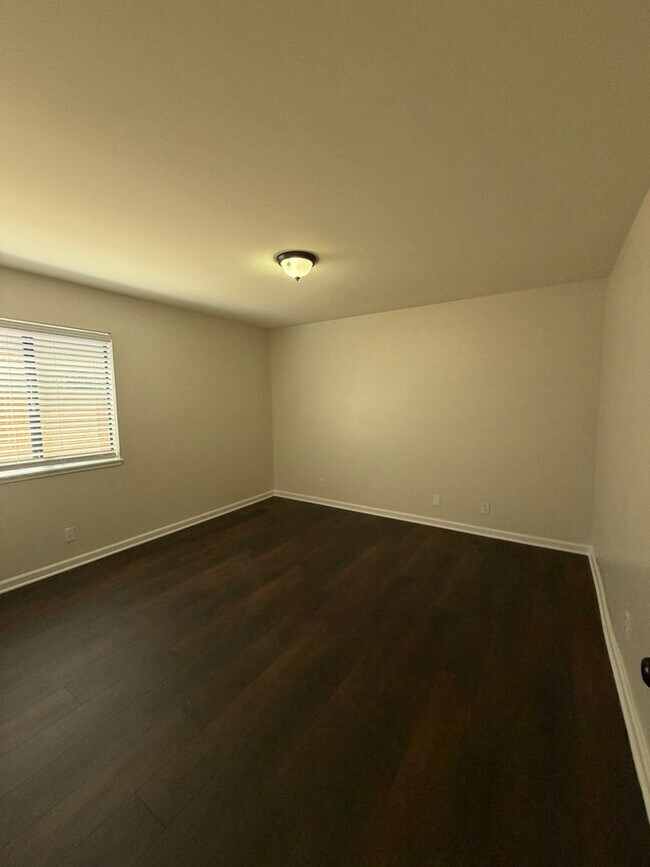 Building Photo - 1125 E Ventura St