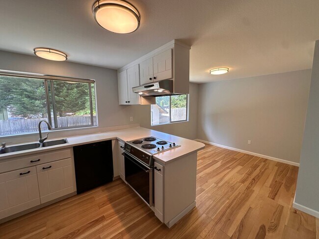 Building Photo - Cozy Woodinville Rambler waiting for its n...