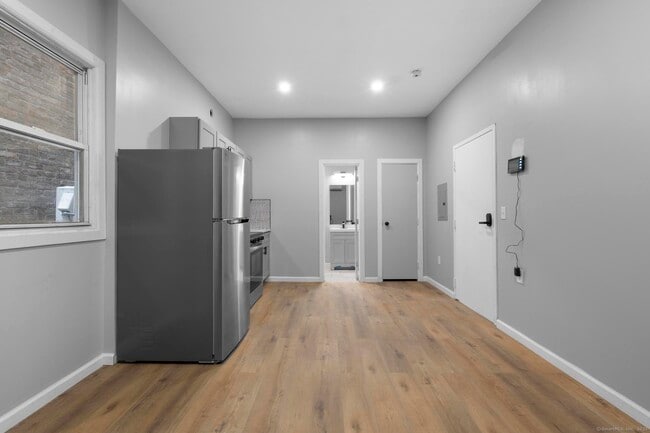 Building Photo - 140 Grand St