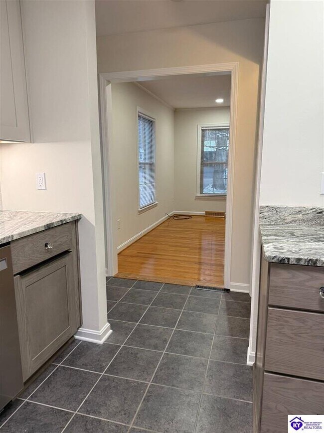 Building Photo - 913 Dogwood Cir