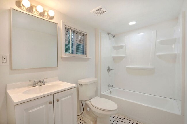 Building Photo - Cute Bungalow - great yard - Two Bedroom