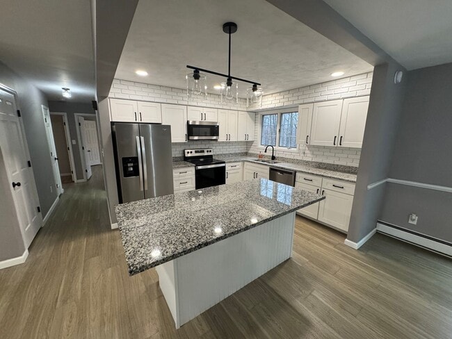 Building Photo - Beautiful Modern Home on the Plateau