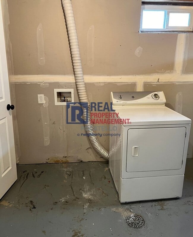 Building Photo - 4 bedroom 2 bath - 1 Car Detached Garage -...