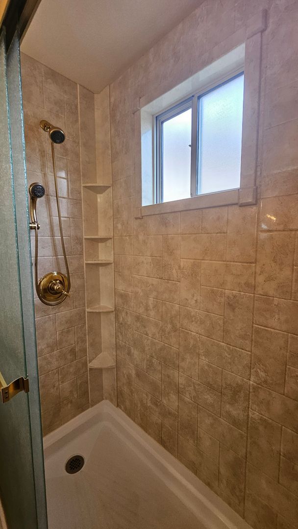 Building Photo - 3 bed 2 bath