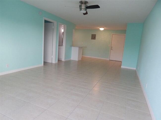 Building Photo - 3220 Bayview Dr