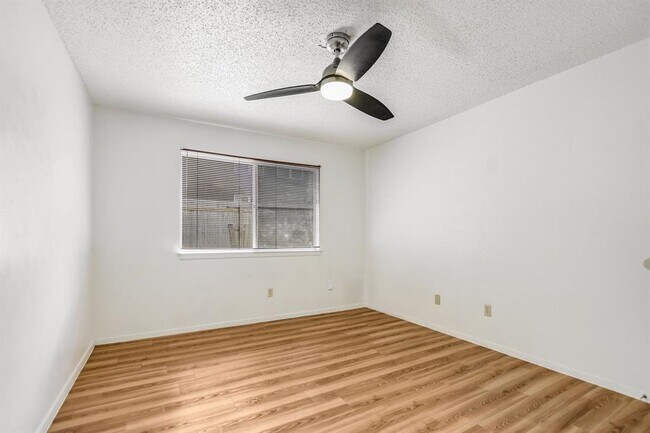 Building Photo - 11948 Sunhillow Bend