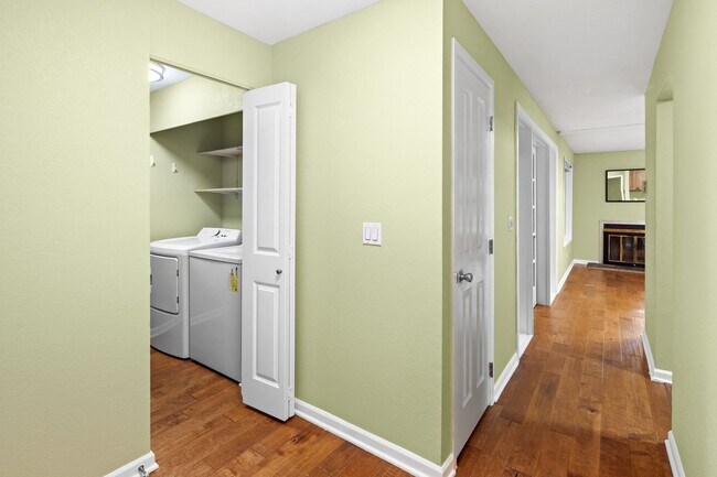 Building Photo - Ground floor 1 bed + bonus room in prime B...