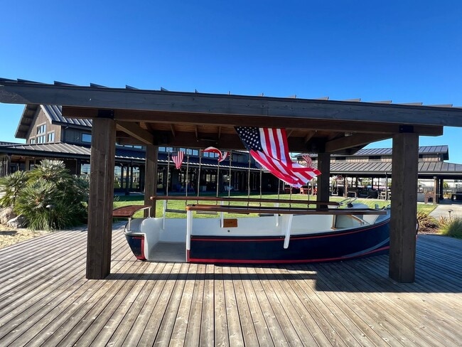 Building Photo - Waterfront Beauty