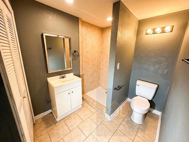 Building Photo - Spacious 3 Bedroom / 1 Bath Apartment in Sugar Creek *Ready Now*