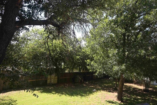 Building Photo - 1110 Rosemary Dr