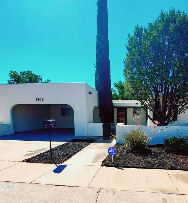 Front - 1706 Live Oak Pl