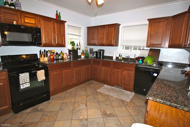 Primary Photo - 7 br, 4 bath House - 718 Arbor St
