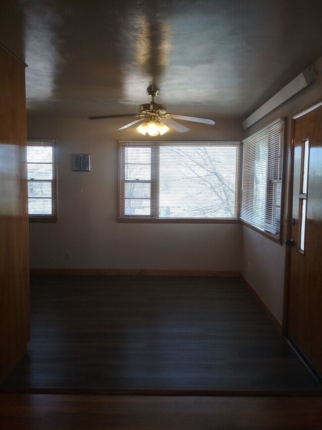 Building Photo - r211LBP